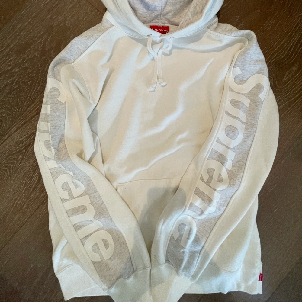 SUPREME WHITE HOODIE brand new never worn tags on